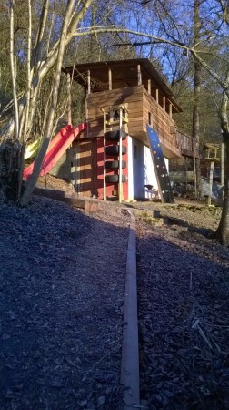 Klimmuur met  speelhuisje